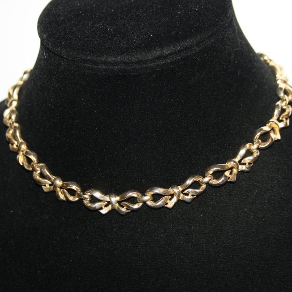 Trifari Jewelry - Beautiful vintage gold Trifari Bow choker necklace 14-16"